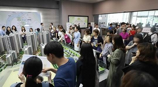 한국감정원이 내년 2월 입주자모집공고단지부터 아파트 청약 업무를 진행할 예정이다. 사진은 견본주택 전경.<연합뉴스>